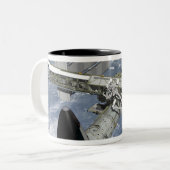 Tasse 2 Couleurs Vue rapprochée de la navette amarrée (Devant gauche)