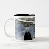 Tasse 2 Couleurs Vue rapprochée de la navette amarrée (Gauche)