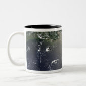 Tasse 2 Couleurs Vue satellite des fuites d'huile (Gauche)
