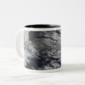 Tasse 2 Couleurs Vue satellite d'un panache de cendres 3 (Devant gauche)