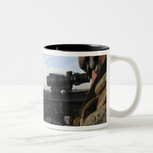 Tasse 2 Couleurs Vues d'un soldat dedans à mettre le feu sur une