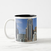 Tasse 2 Couleurs WA, Seattle, Seattle, skyline avec ferry boat (Gauche)