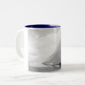 Tasse 2 Couleurs Yacht "Amérique " de schooner (Devant gauche)