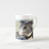 Tasse 4 de porcelaine tendre de lévrier (Devant droit)