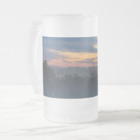Tasse à bière en verre givré à travers le brouilla