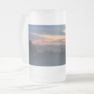 Tasse à bière en verre givré à travers le brouilla