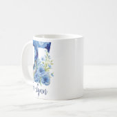 Tasse à café à monogramme fleuri bleu 11 oz (Devant gauche)