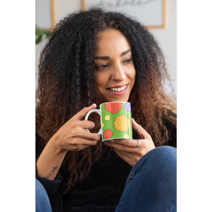Tasse à café à pois colorés vifs et audacieux