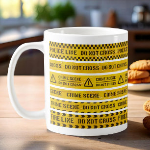 Tasse à café avec bandes jaunes de scène de crime