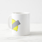 Tasse à café avec citron jaune scotché (Devant gauche)