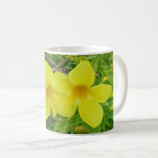 Tasse à café avec des fleurs jaunes