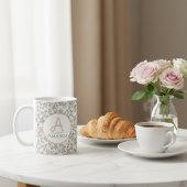 Tasse à café avec initiale de nom et fleurs pastel