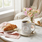 Tasse à café avec initiale de nom et fleurs pastel