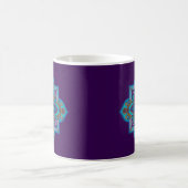 Tasse à café avec mandala bleu, fond violet (Centre)