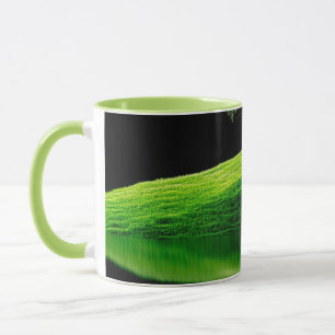 Tasse à café avec reflet de paysage naturel vert