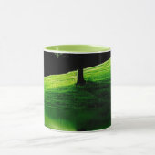 Tasse à café avec reflet de paysage naturel vert | (Centre)