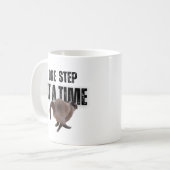 Tasse à café avec un chat gris 'Un pas à la fois' (Devant gauche)