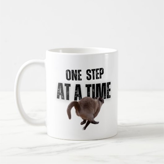Tasse à café avec un chat gris 'Un pas à la fois' (Gauche)