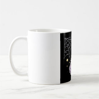 Tasse à café avec une jolie araignée sur une toile