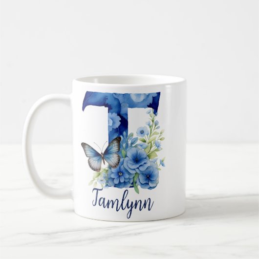 Tasse à café bleu floral monogrammée 11 oz (Gauche)