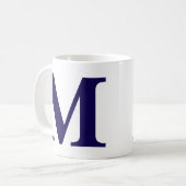 Tasse à café bleu moderne avec monogramme initial  (Devant gauche)