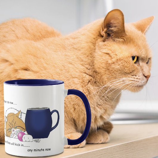 Tasse à café bleue avec un chat orange drôle