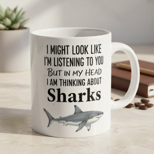Tasse à café drôle amateur de requins qui pense au