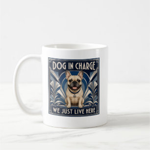 Tasse à café drôle de chien français qui dirige la