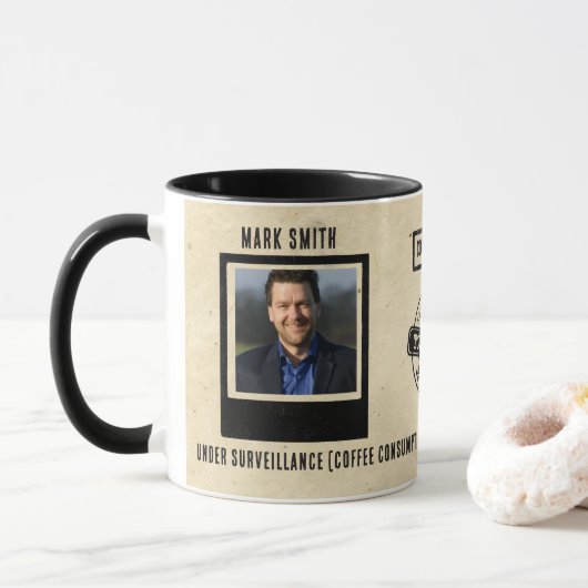 Tasse à café drôle sous surveillance – Dépendance (Avec donut)