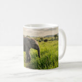 Tasse à café Éléphant de bébé marchant dans l'herb (Devant droit)