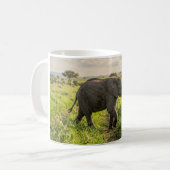 Tasse à café Éléphant de bébé marchant dans l'herb (Devant gauche)