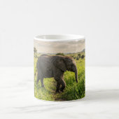 Tasse à café Éléphant de bébé marchant dans l'herb (Centre)