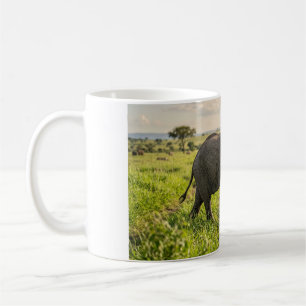 Tasse à café Éléphant de bébé marchant dans l'herb