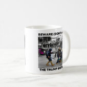 TASSE À CAFE "LES BASKETS DE TRUMP" (Devant droit)