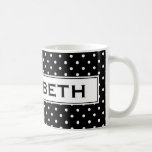 Tasse à café personnalisée avec pois<br><div class="desc">Tasse à café personnalisée avec pois. Jolie idée cadeau monogramme pour les femmes. Design à petits pois noir et blanc motif. Couleur arrière - plan personnalisable.</div>