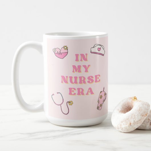 Tasse à café rose de mon époque d'infirmière (Avec donut)