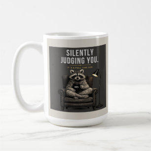 Tasse à café sarcastique Raton laveur jugeant si