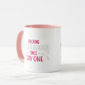 Tasse à deux tons avec typographie mignonne POM MO (Devant gauche)