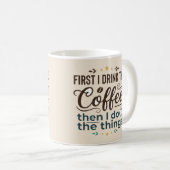 Tasse à latte avec script des choses d'abord café (Devant droit)