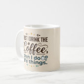 Tasse à latte avec script des choses d'abord café (Devant gauche)