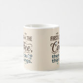 Tasse à latte avec script des choses d'abord café (Centre)