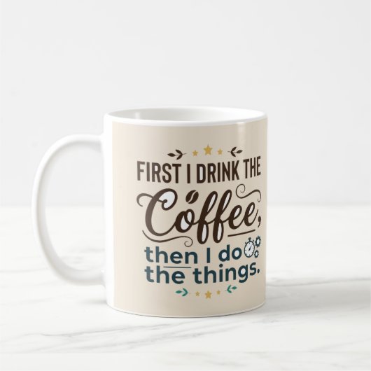 Tasse à latte avec script des choses d'abord café (Gauche)
