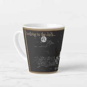 Tasse à latte petite cachée dans le noir