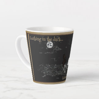 Tasse à latte petite cachée dans le noir
