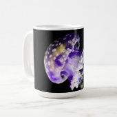 Tasse à monogramme avec motif de méduse violette (Devant gauche)