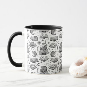 Tasse à motif de chat noir et blanc sur des livres
