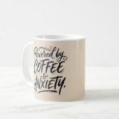 Tasse à script drôle alimentée par le café et l'an (Devant gauche)