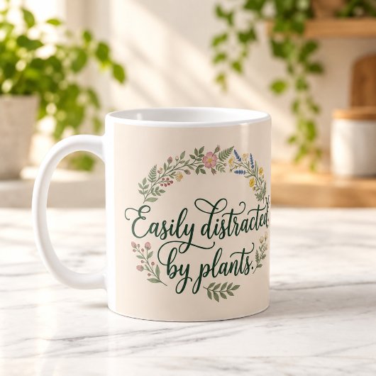 Tasse à script floral facilement distrait par les