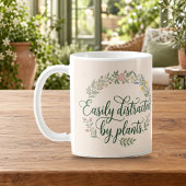 Tasse à script floral facilement distrait par les
