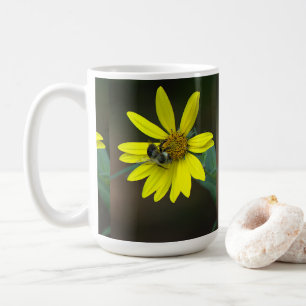 Tasse Abeille sur Fleur Jaune Sauvage